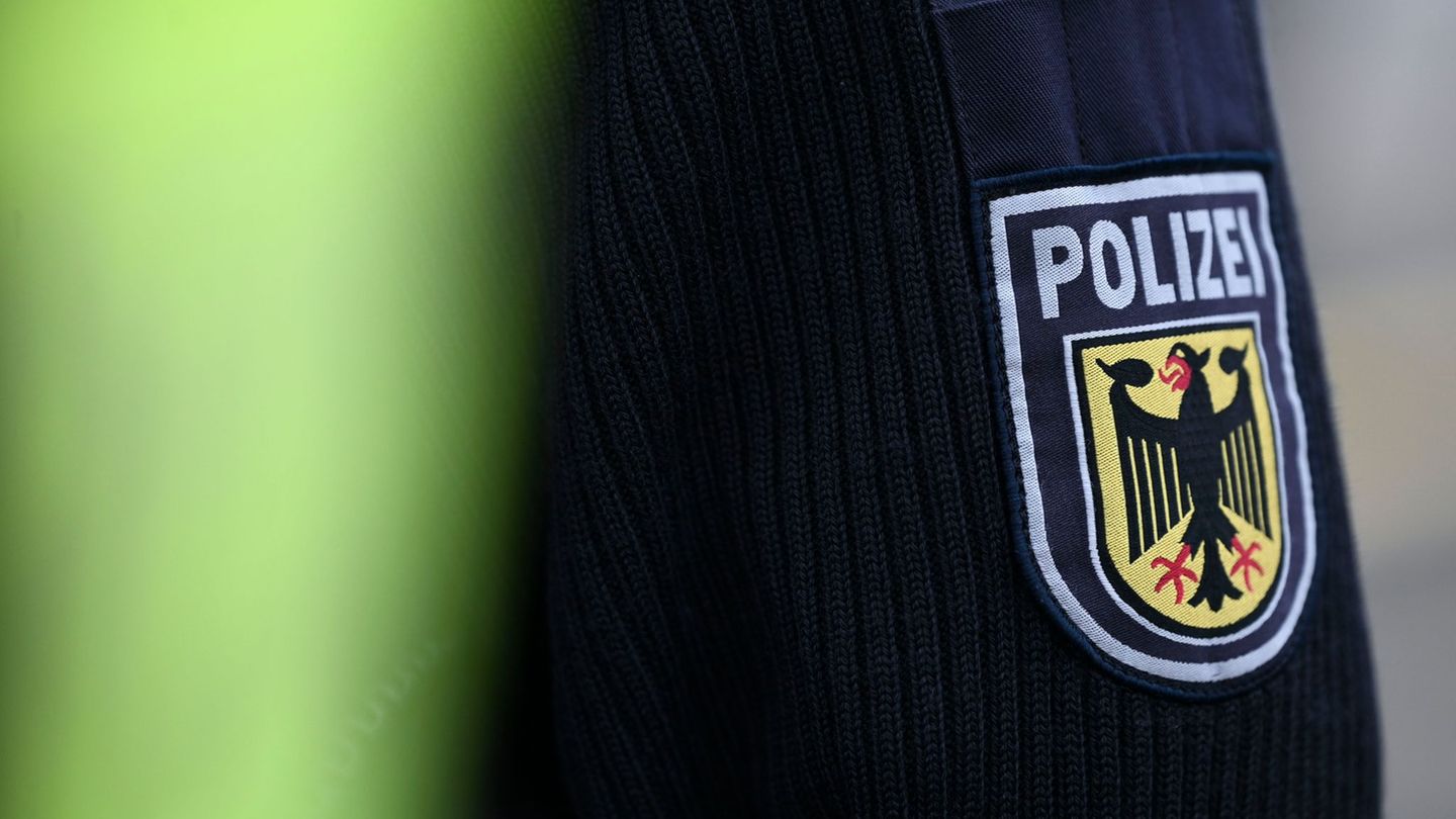 Bundespolizisten stellten den Beschuldigten beim Halt in Rosenheim. (Symbolbild) Foto: Katharina Kausche/dpa