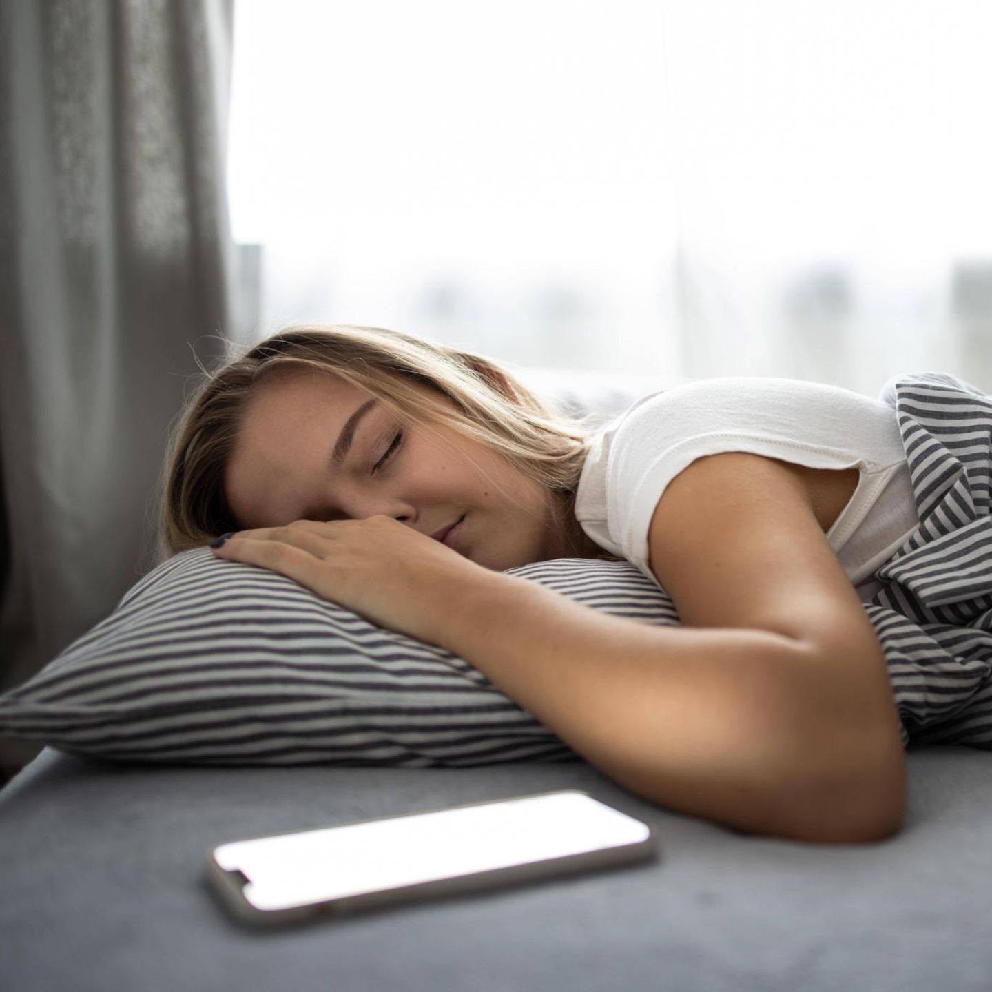 Wer nachts erholsam schlafen will, sollte das Handy lieber abgeschaltet lassen