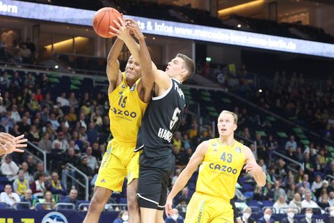 Christoph Philipps (r, hier im Trikot der Hamburg Towers) verlässt die Frankfurt Skyliners. (Archivbild) Foto: Christoph Soeder/