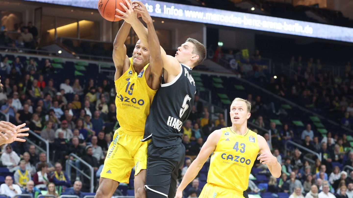 Christoph Philipps (r, hier im Trikot der Hamburg Towers) verlässt die Frankfurt Skyliners. (Archivbild) Foto: Christoph Soeder/