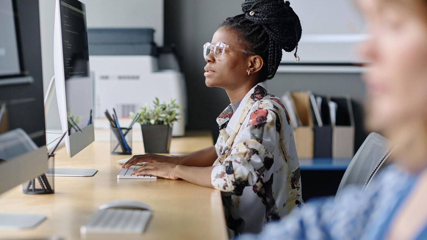 Eine Frau bei der Arbeit vor dem Bildschirm