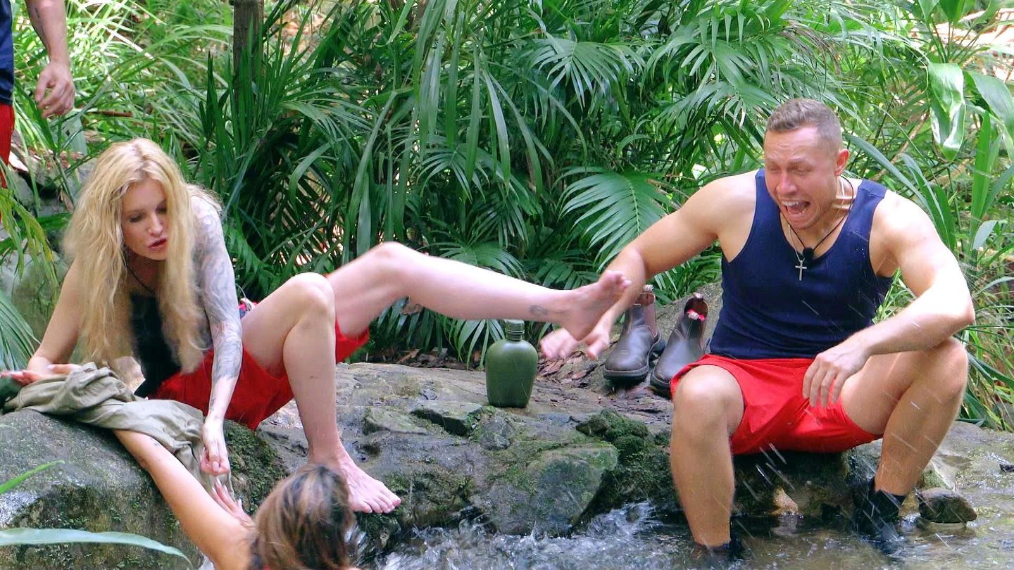 Mirja und Patrick eilen der verunglückten Eva zur Hilfe