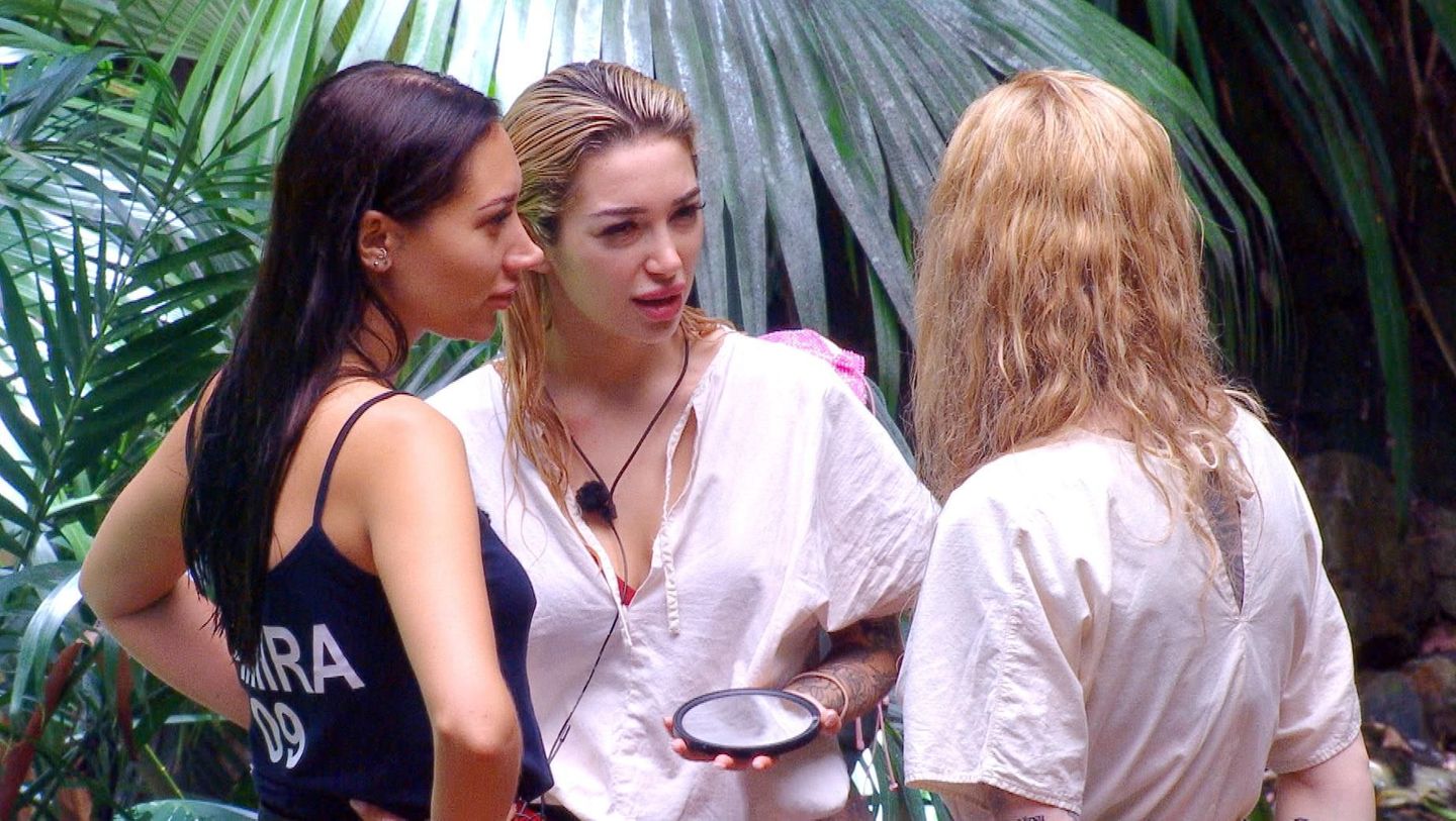 Ariel (M.) und Samira Yavuz (l.) erkundigen sich bei Mirja nach ihrer Ehe mit Sky du Mont. "Aber ehrlich jetzt, das lohnt sich schon, oder? So ein älterer Mann...", bohrt Ariel nach und präzisiert: "Ich meine nicht reifer, sondern reicher!" Mirja weist finanzielle Interessen aber rigoros von sich: "Das ist mir total unwichtig. Es ist der Mensch, du musst ihn sehen, du musst ihn fühlen und dann ist es das oder nicht"