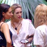 Ariel (M.) und Samira Yavuz (l.) erkundigen sich bei Mirja nach ihrer Ehe mit Sky du Mont. "Aber ehrlich jetzt, das lohnt sich schon, oder? So ein älterer Mann...", bohrt Ariel nach und präzisiert: "Ich meine nicht reifer, sondern reicher!" Mirja weist finanzielle Interessen aber rigoros von sich: "Das ist mir total unwichtig. Es ist der Mensch, du musst ihn sehen, du musst ihn fühlen und dann ist es das oder nicht"