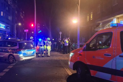 Nach einem Familienstreit in Berlin und mehreren Schüssen waren Polizei und Rettungskräfte im Einsatz. Foto: Sophia Weimer/dpa