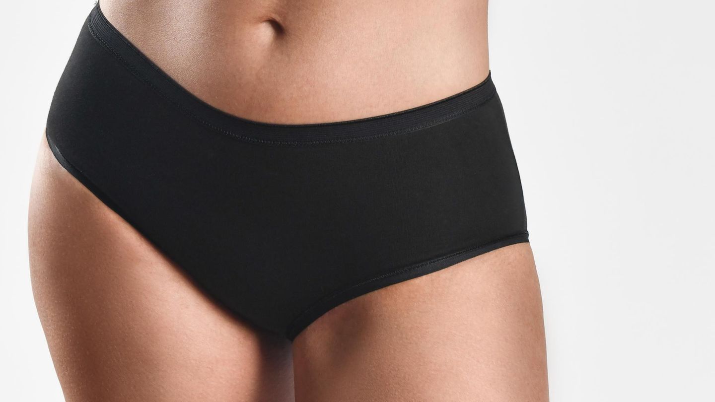 Eine Frau trägt einen schwarzen Slip