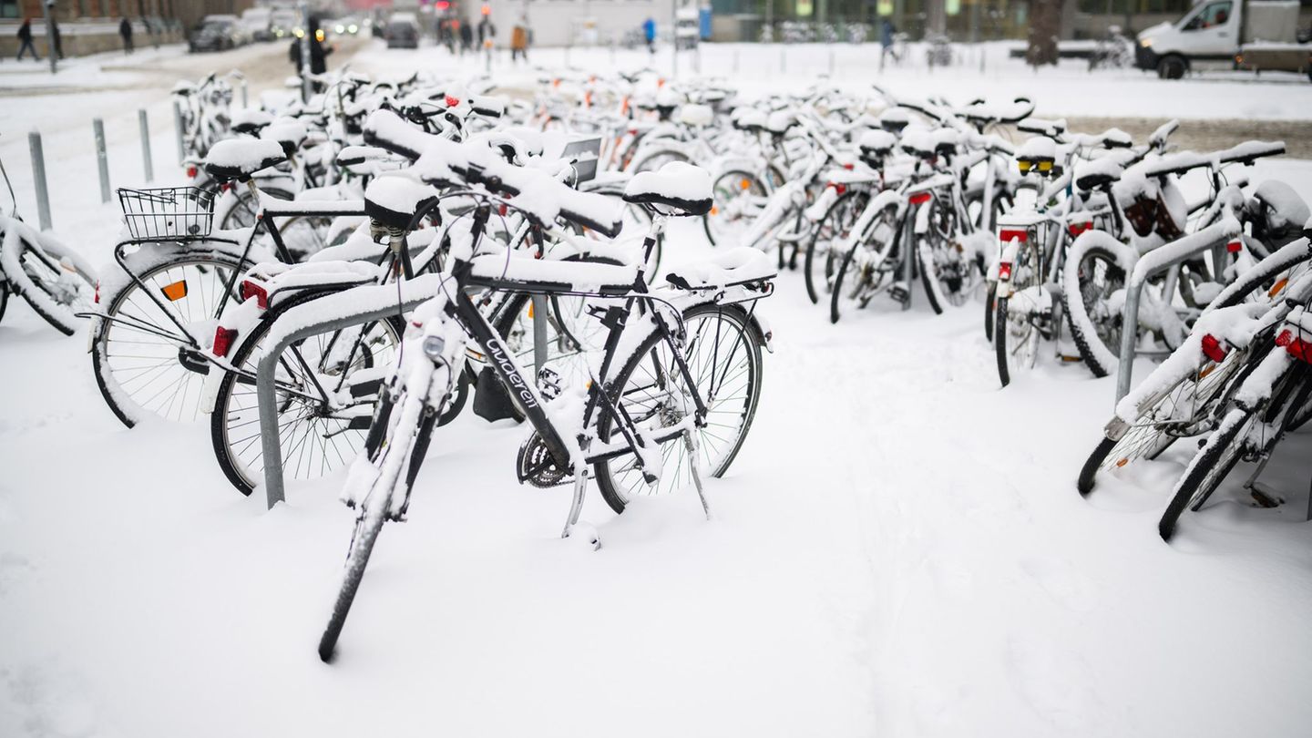 Falschmeldungen zu Schulausfällen kursieren immer wieder. Foto: Julian Stratenschulte/dpa