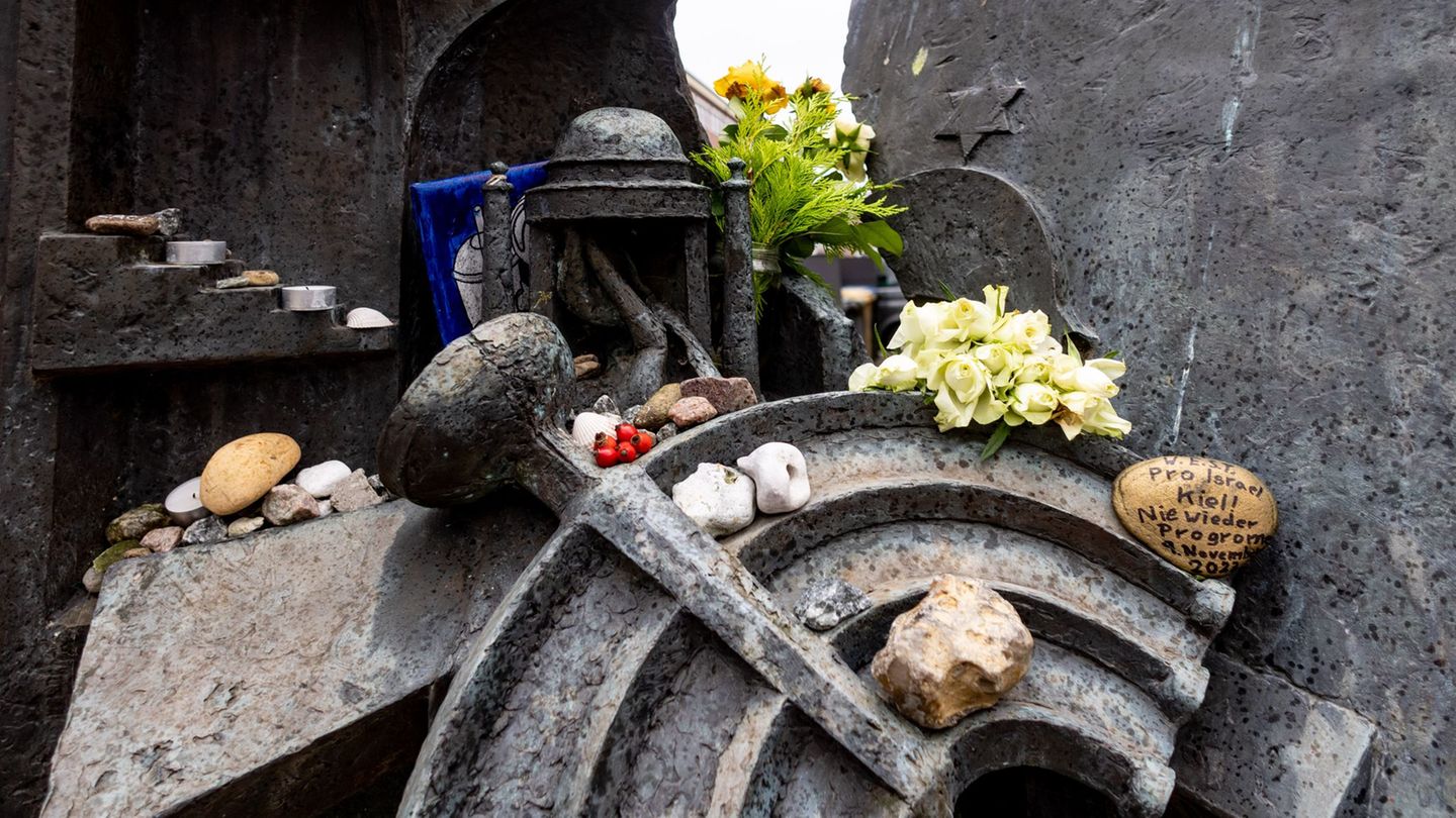 In der Nacht zum Sonntag haben Unbekannte laut Polizei am Mahnmal einen Davidstern, ein Bild und Kerzen über den Gehweg verstreu
