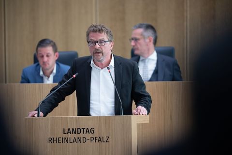 Der Parlamentarische Geschäftsführer der Grünen-Landtagsfraktion, Carl-Bernhard von Heusinger, hält der Bundesregierung vor, die