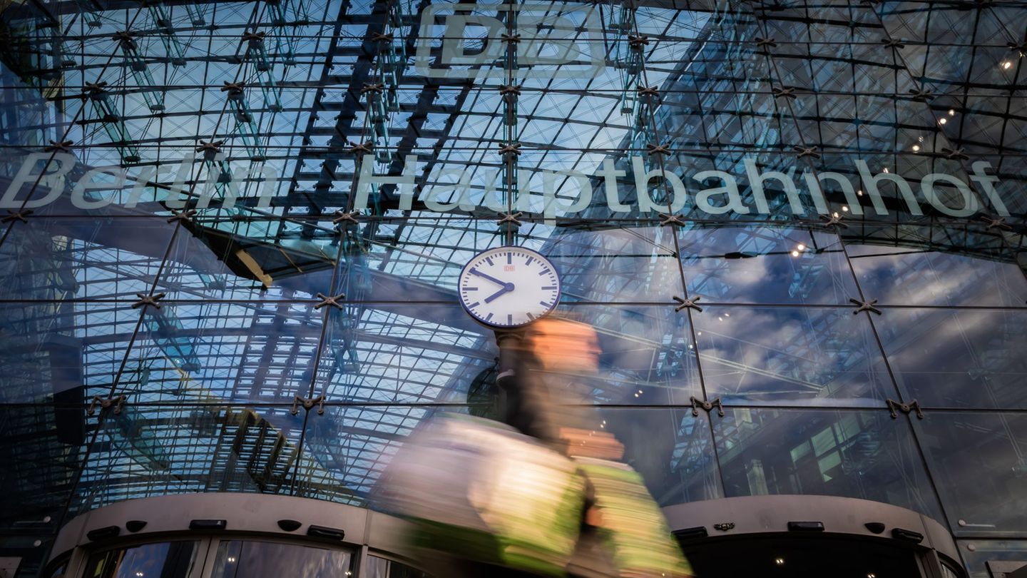 Am Berliner Hauptbahnhof soll schon bald gebaut werden. (Archivfoto) Foto: Christoph Soeder/dpa