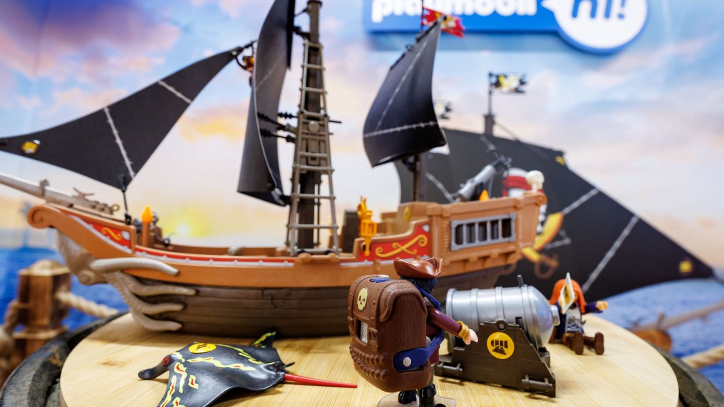 Die Playmobil-Welten sollen mit Geräuschen und sprechenden Figuren quasi lebendig werden. Foto: Daniel Karmann/dpa