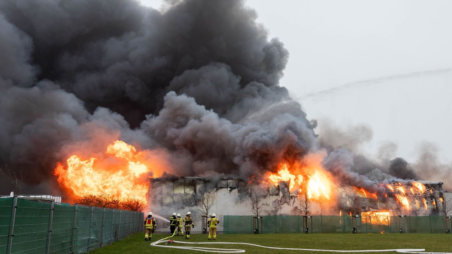 Die Feuerwehr ist am Brandort in Hürth aktiv. Foto: Jan Ohmen/dpa