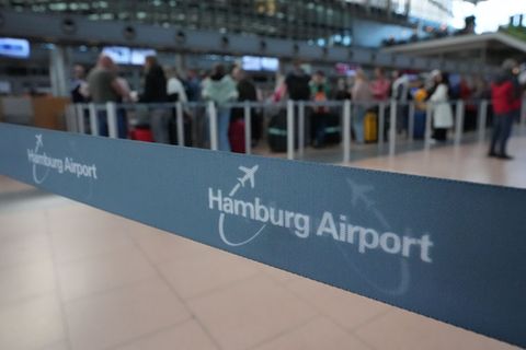 Das Flugzeug startete laut Feuerwehr in Hamburg. (Symbolbild) Foto: Marcus Brandt/dpa