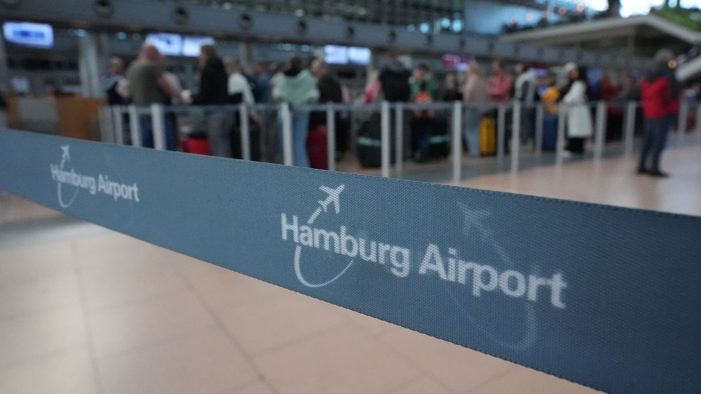 Das Flugzeug startete laut Feuerwehr in Hamburg. (Symbolbild) Foto: Marcus Brandt/dpa