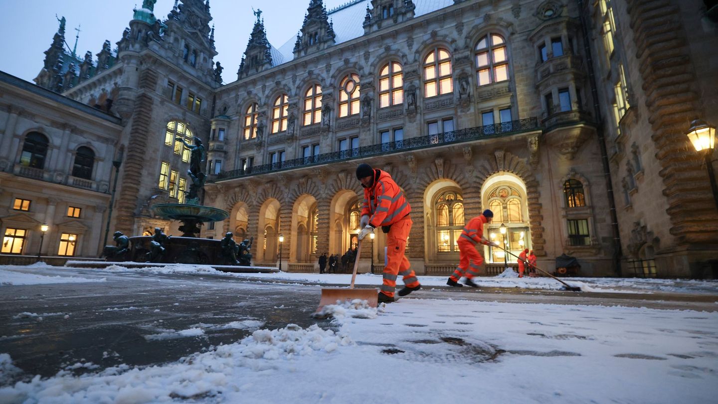 Schneeschippen auf dem Rathausmarkt. Auf Straßen und Gehwegen hatte die Stadtreinigung viel zu tun. (Archivfoto) Foto: Christian