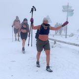 Schierke, Deutschland. Es fröstelt allein beim Zuschauen: Teilnehmer einer Extremwandergruppe kommen sommerlich bekleidet auf dem Brocken an. In einem mehrtägigen Kurs werden sie darauf vorbereitet, ihren Körper an seine Grenzen zu bringen. Höhepunkt ist eine Brockenwanderung in Sommerbekleidung