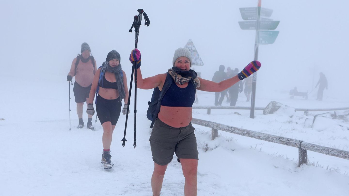 Schierke, Deutschland. Es fröstelt allein beim Zuschauen: Teilnehmer einer Extremwandergruppe kommen sommerlich bekleidet auf dem Brocken an. In einem mehrtägigen Kurs werden sie darauf vorbereitet, ihren Körper an seine Grenzen zu bringen. Höhepunkt ist eine Brockenwanderung in Sommerbekleidung