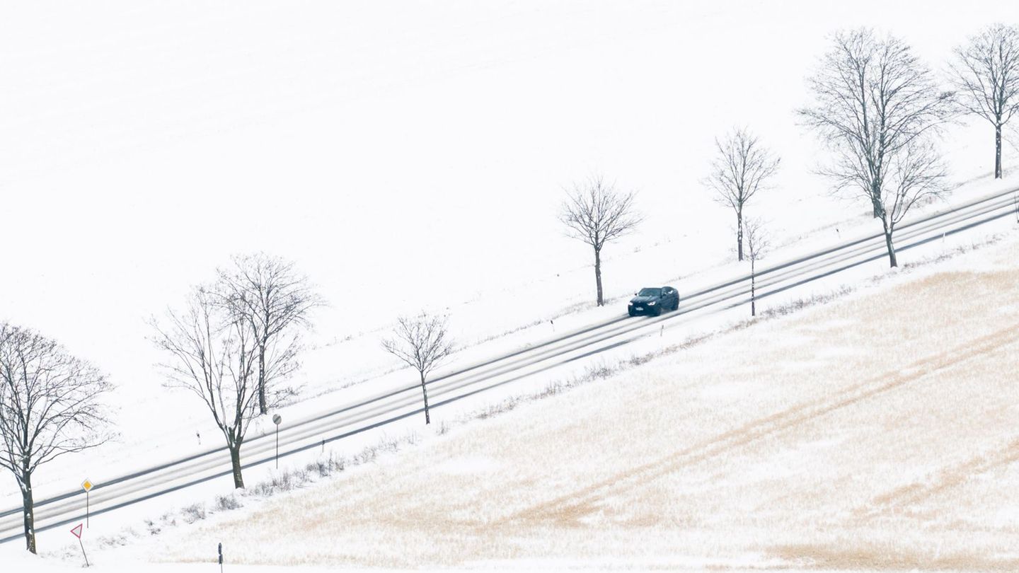 Vorerst hat es sich ausgeschneit, aber am Mittwoch kann es nochmal Flocken geben. Foto: Julian Stratenschulte/dpa