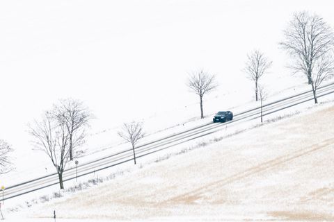 Vorerst hat es sich ausgeschneit, aber am Mittwoch kann es nochmal Flocken geben. Foto: Julian Stratenschulte/dpa