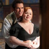 ... das Paar aus der vergangenen Staffel. Colin (Luke Newton) und Penelope (Nicola Coughlan) tauchen auch in Staffel vier wieder auf. Fans warten vor allem mit Spannung darauf, wie "Bridgerton" mit der Enthüllung umgehen wird, dass Penelope hinter der spitzzüngigen Klatschkolumnistin Lady Whistledown steckt