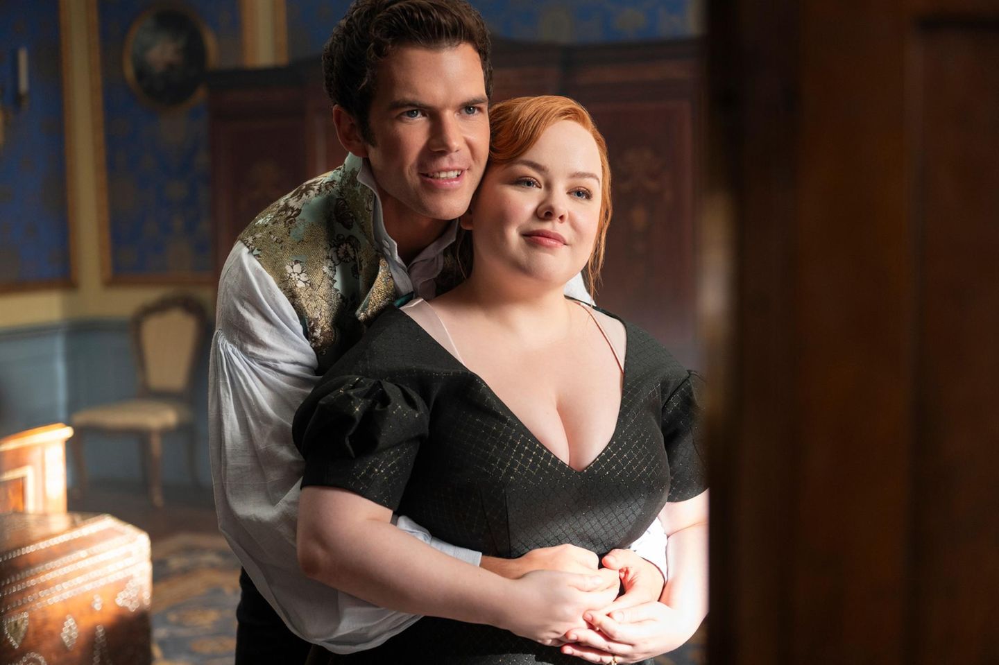 ... das Paar aus der vergangenen Staffel. Colin (Luke Newton) und Penelope (Nicola Coughlan) tauchen auch in Staffel vier wieder auf. Fans warten vor allem mit Spannung darauf, wie "Bridgerton" mit der Enthüllung umgehen wird, dass Penelope hinter der spitzzüngigen Klatschkolumnistin Lady Whistledown steckt