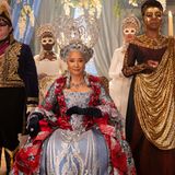 Und sie darf in keiner Staffel fehlen: Golda Rosheuvel als Königin Charlotte. Die Figur der schwarzen Königin Charlotte hat die Serien-Produzentin und Branchen-Ikone Shonda Rhimes der Romanvorlage hinzugefügt und ihr gleich ein eigenes "Bridgerton"-Prequel auf Netflix gewidmet. "Queen Charlotte: Eine Bridgerton-Geschichte" erschien 2023