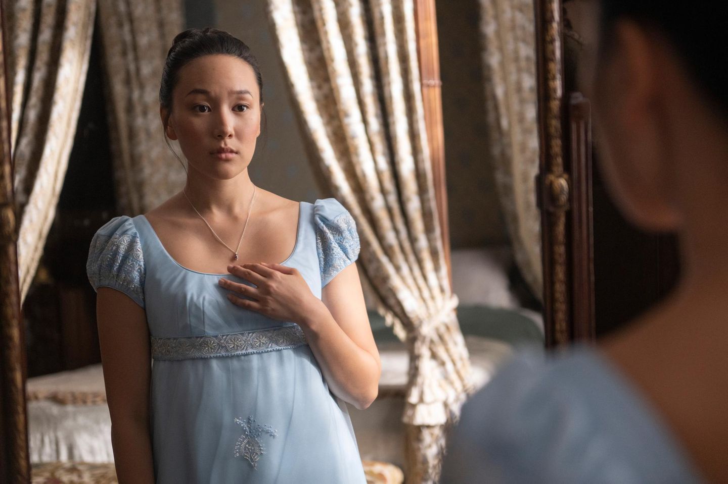 ... unkonventionell bleibt der Bridgerton-Bad-Boy aber: Seine Auserwählte Sophie stammt nicht aus Adelskreisen, sondern arbeitet als einfache Magd - Skandal! Gespielt wird sie von Yerin Ha, einer Australierin mit koreanischen Wurzeln. Damit ist sie die erste asiatisch-stämmige Hauptperson der Show. "Bridgerton" ist bekannt für seine diverse Besetzung, die einzige Ausnahme bisher war...