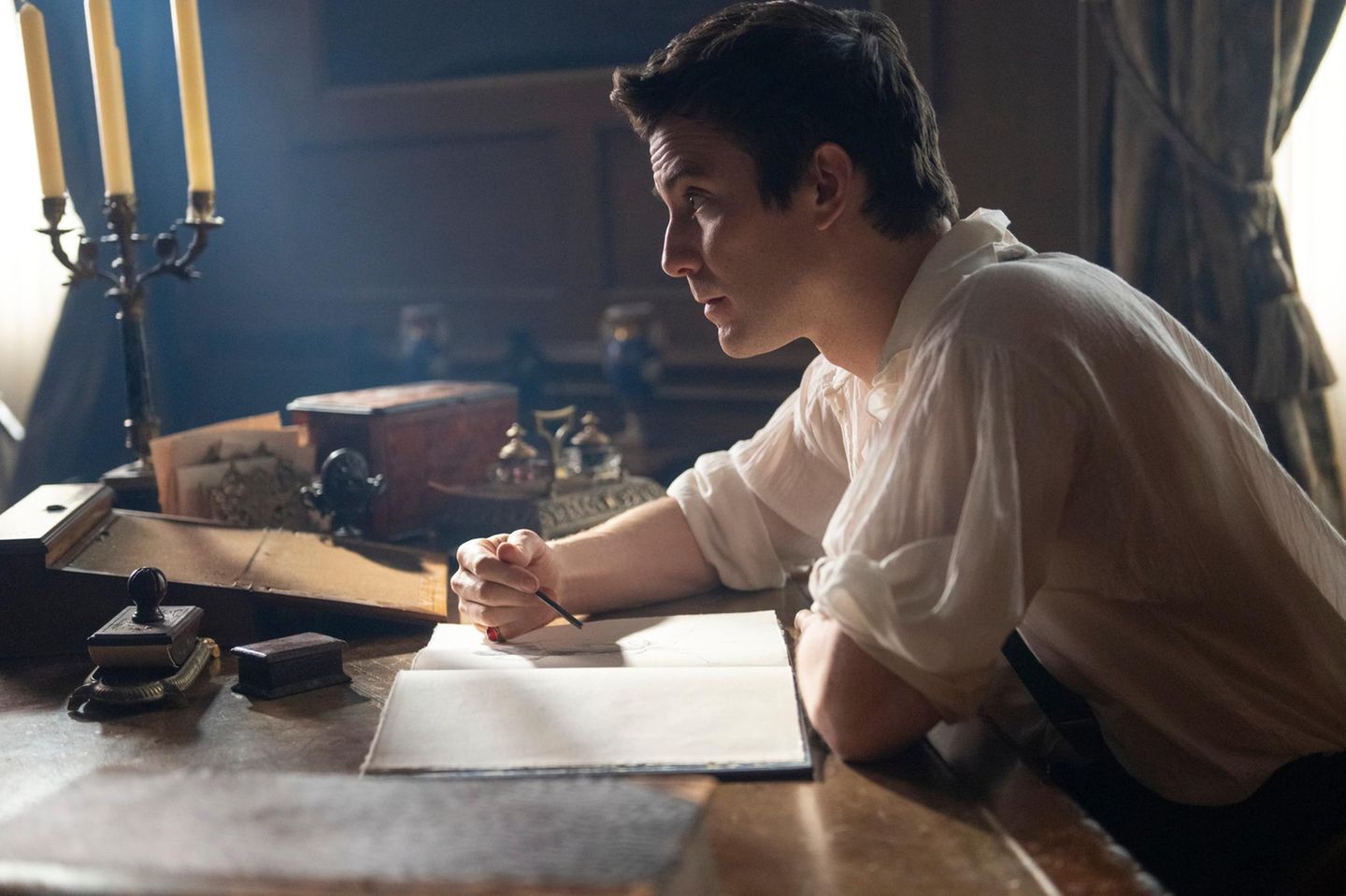 Ab dem 29. Januar können die Fans dabei zusehen, wie Benedict Bridgerton herausfindet, dass sich hinter einer geheimnisvollen Frau auf dem Maskenball seine große Liebe verbirgt. Dann sind die ersten vier Folgen auf Netflix erhältlich. Den zweiten Teil mit weiteren vier Folgen zeigt der Streaming-Anbieter ab dem 26. Februar