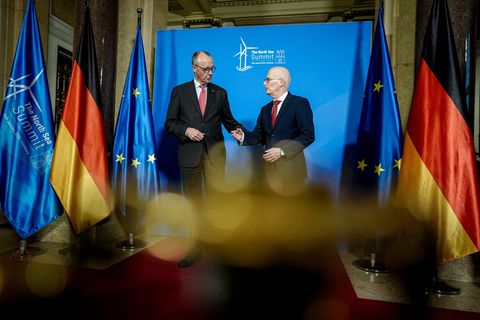 Hamburg kann nach Ansicht von Bürgermeister Tschentscher (r, mit Bundeskanzler Merz) als Veranstaltungsort des Nordsee-Gipfels v