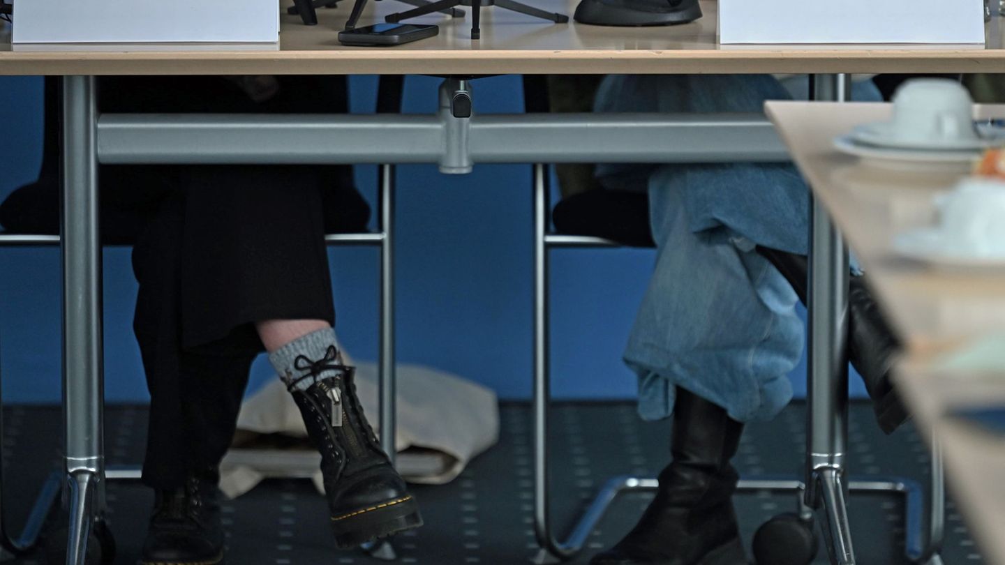 Zwei Freundinnen aus Leipzig, die anonym bleiben möchten, berichten bei der Pressekonferenz im niedersächsischen Justizministeri