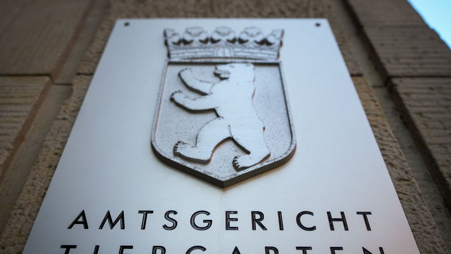 Das Schild am Eingang zum Gerichtsgebäude mit Sitz von dem Amtsgericht Tiergarten Foto: Soeren Stache/dpa