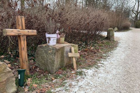 In der Nähe des Tatortes im Schlosspark von Wiesbaden-Biebrich erinnern Kreuze an das Opfer. (Archivfoto) Foto: Andrea Löbbecke/