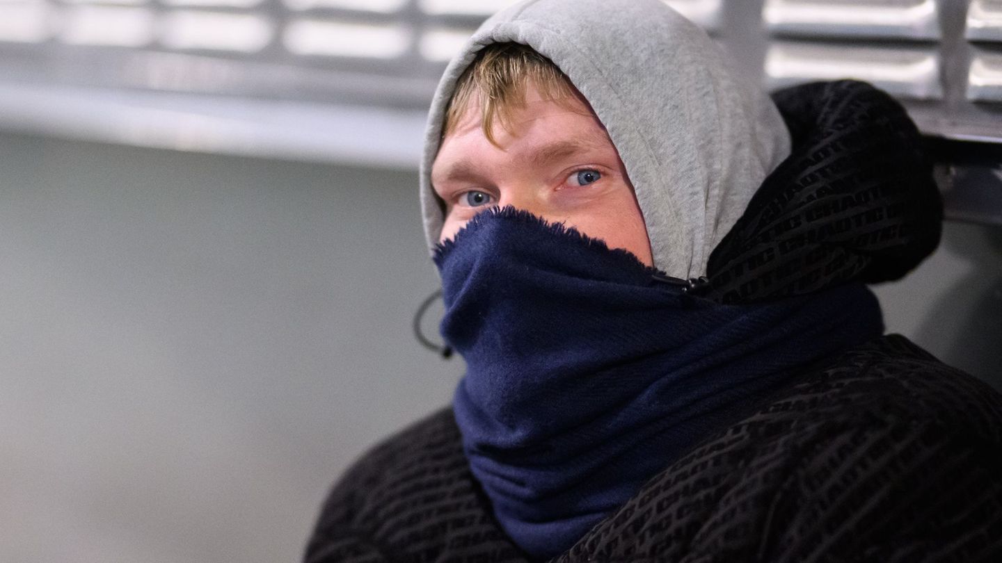 Der Obdachlose Kevin sitzt am frühen Morgen bei Minus 5 Grad in der Innenstadt. Foto: Julian Stratenschulte/dpa