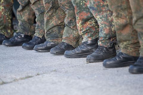Soldaten in einer Bundeswehr-Kaserne - was würde der Kriegsfall für die deutsche Wirtschaft bedeuten? Foto: Sebastian Gollnow/dp