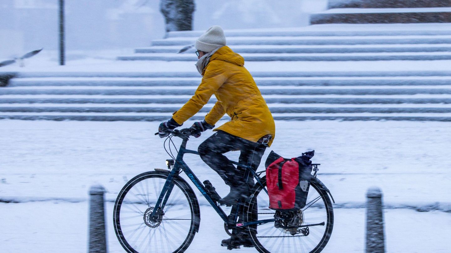 Besonders nachts und morgens kann es auch in den kommenden Tagen teils glatt werden in MV. Foto: Jens Büttner/dpa