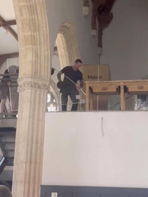 Ein Ehepaar renoviert ein Haus in Wales.