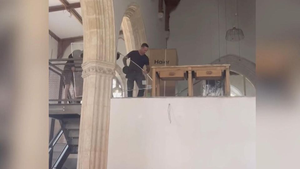 Ein Ehepaar renoviert ein Haus in Wales.