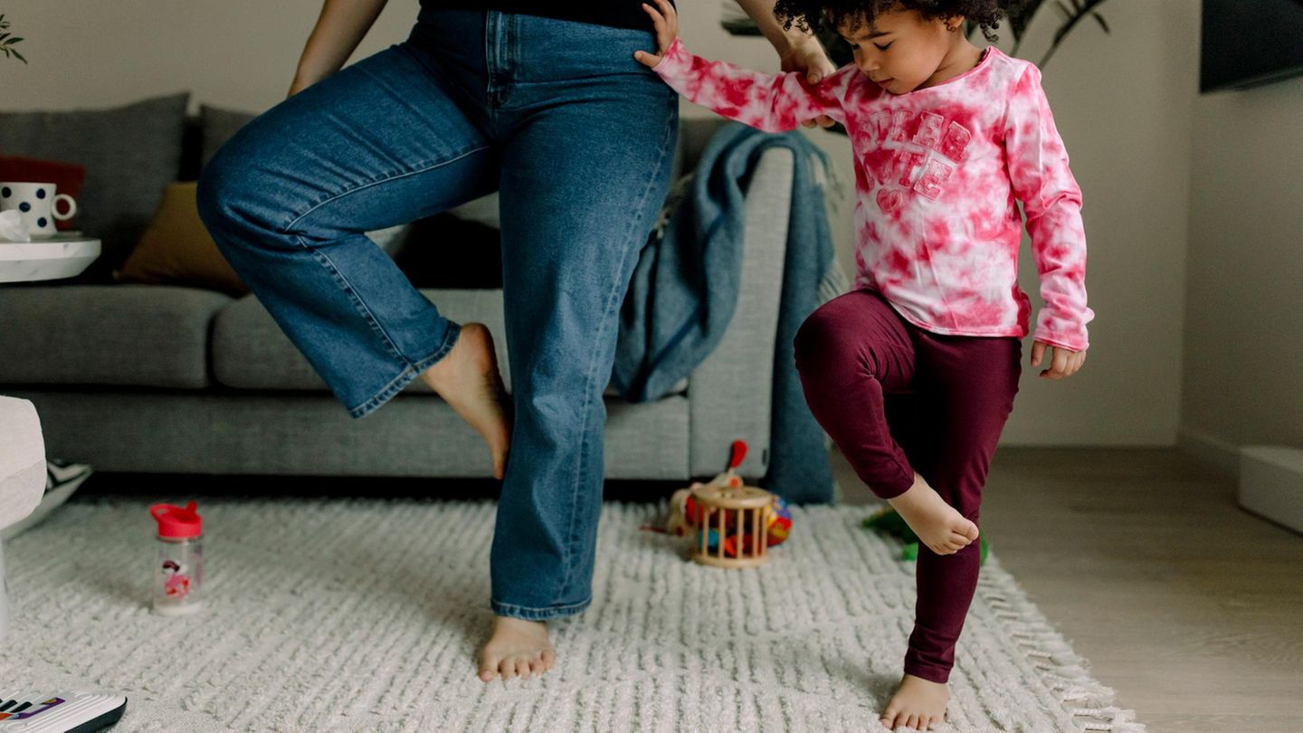 Fitness: Mikro-Übungen - auf einem Bein stehen