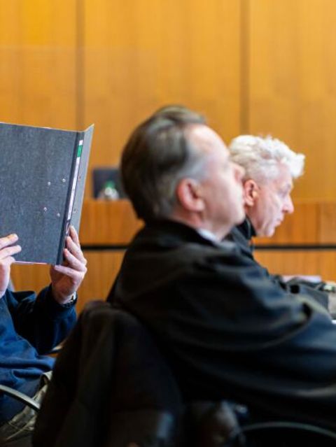 Der Angeklagte, Malte H., zwischen seinen zwei Verteidigern im Landgericht Hildesheim