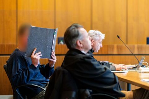 Der Angeklagte, Malte H., zwischen seinen zwei Verteidigern im Landgericht Hildesheim