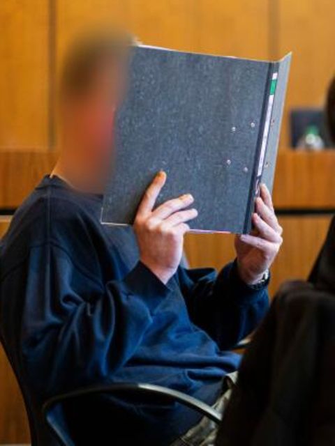 Der Angeklagte, Malte H., zwischen seinen zwei Verteidigern im Landgericht Hildesheim