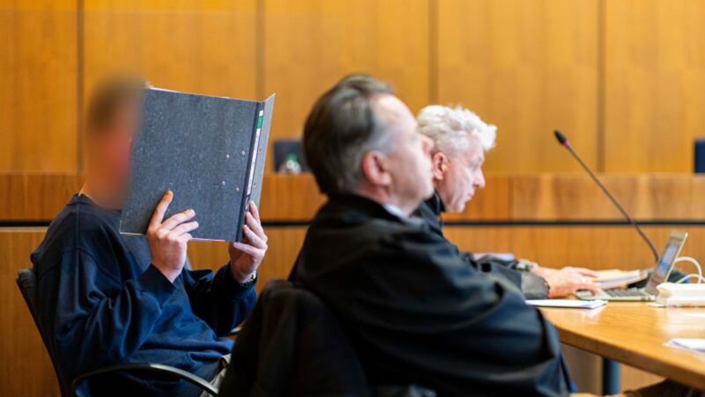 Der Angeklagte, Malte H., zwischen seinen zwei Verteidigern im Landgericht Hildesheim