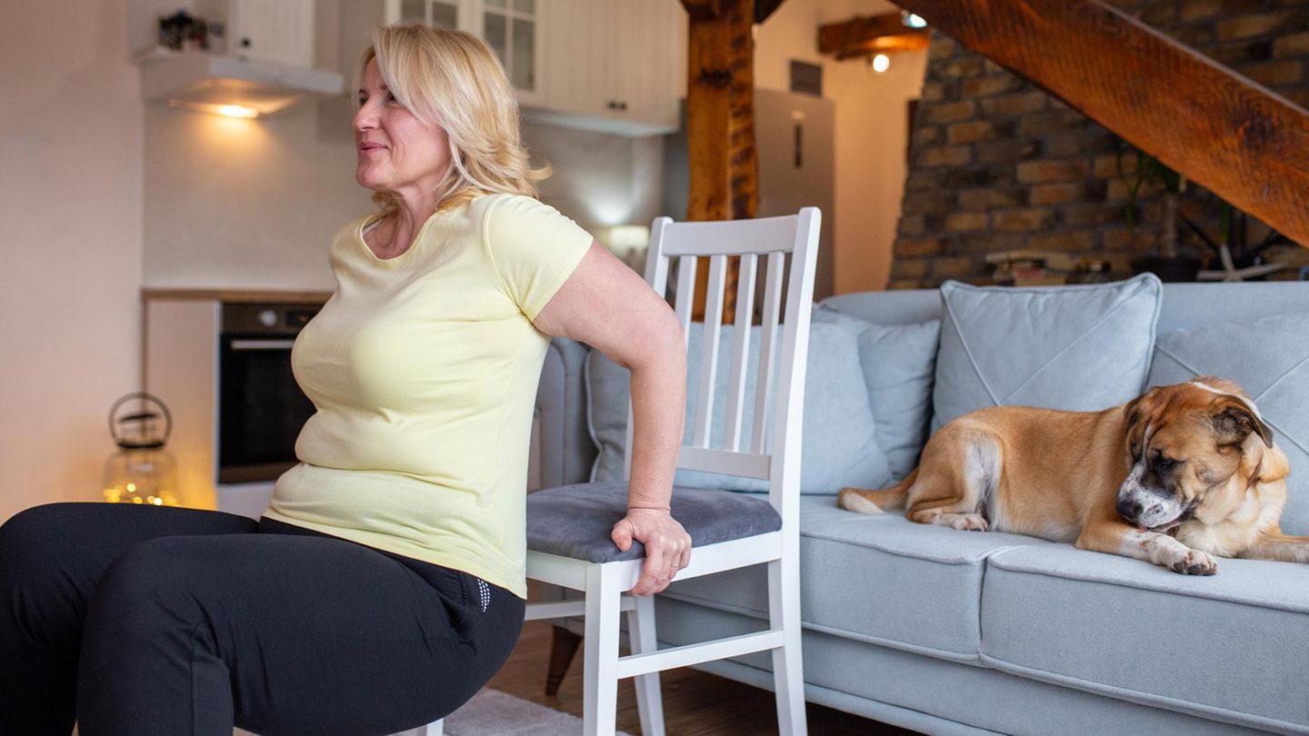 Fitness: Mini-Workout mit Stuhl