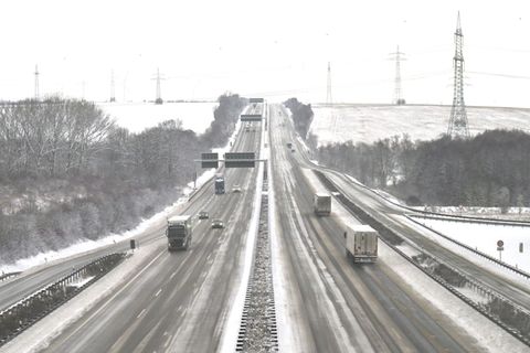 Schnee und Eisglätte haben zum Wochenstart nicht nur Lastwagenfahrern einiges abverlangt. Foto: Martin Schutt/dpa