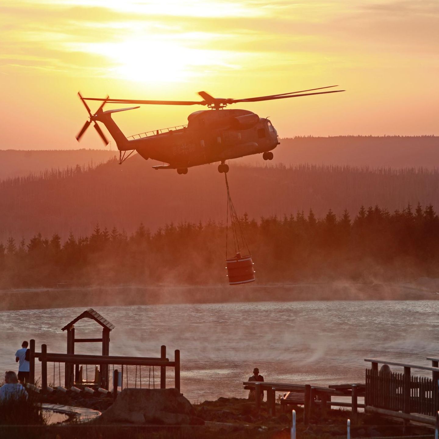 Ein Bundeswehrhubschrauber auf dem Weg zum Brocken, in diesem Fall zur Bekämpfung eines Waldbrandes im Jahr 2024
