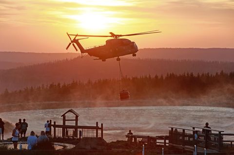 Ein Bundeswehrhubschrauber auf dem Weg zum Brocken, in diesem Fall zur Bekämpfung eines Waldbrandes im Jahr 2024