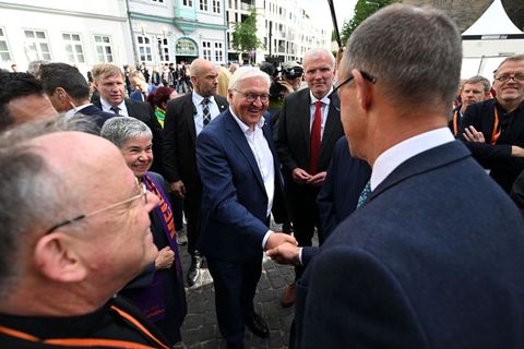 Frank-Walter Steinmeier und Friedrich Merz waren auch beim Katholikentag vor zwei Jahren in Erfurt. (Archivbild) Foto: Hendrik S