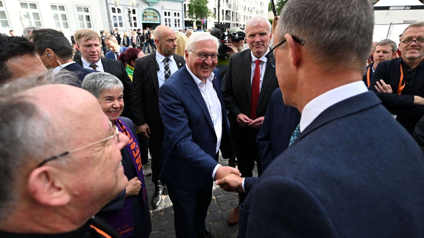 Frank-Walter Steinmeier und Friedrich Merz waren auch beim Katholikentag vor zwei Jahren in Erfurt. (Archivbild) Foto: Hendrik S