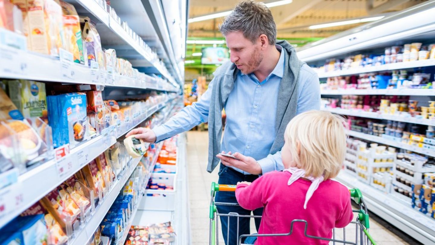 Viele Menschen nutzen die Apps von Supermarktketten.