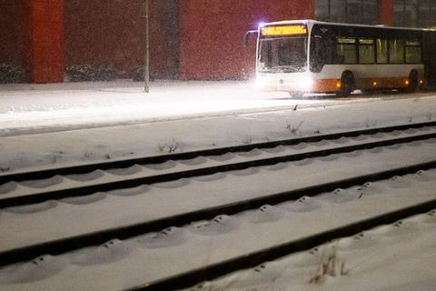 Trotz möglicher Busausfälle sollen die Schüler im Kreis Hameln-Pyrmont wieder in die Schule. (Symbolbild) Foto: Julian Stratensc